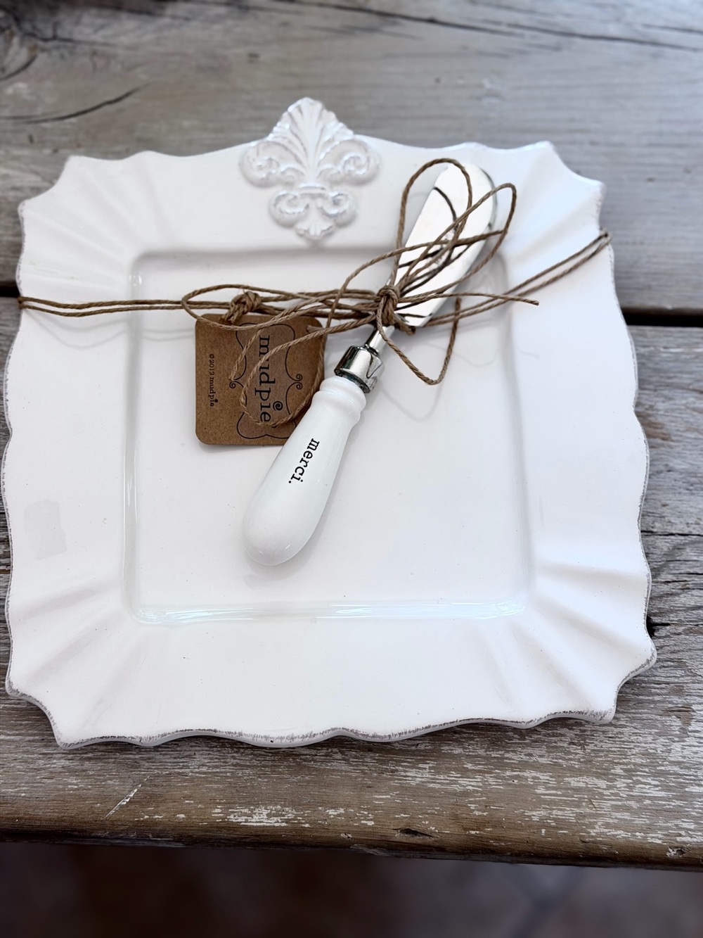 NWT Mud Pie Fleur-de-Lis Cheese Plate and Merci Spreader Knife Set. Hostess Gift